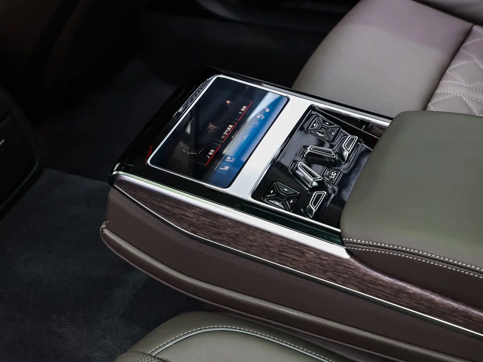 Фото 22 - Audi A8