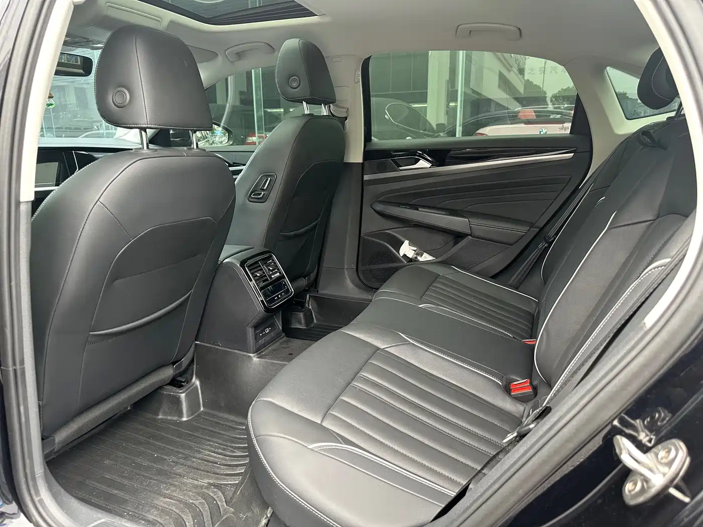 Volkswagen Passat 2023 Facelift 280TSI Starlight Elite Edition фото 6