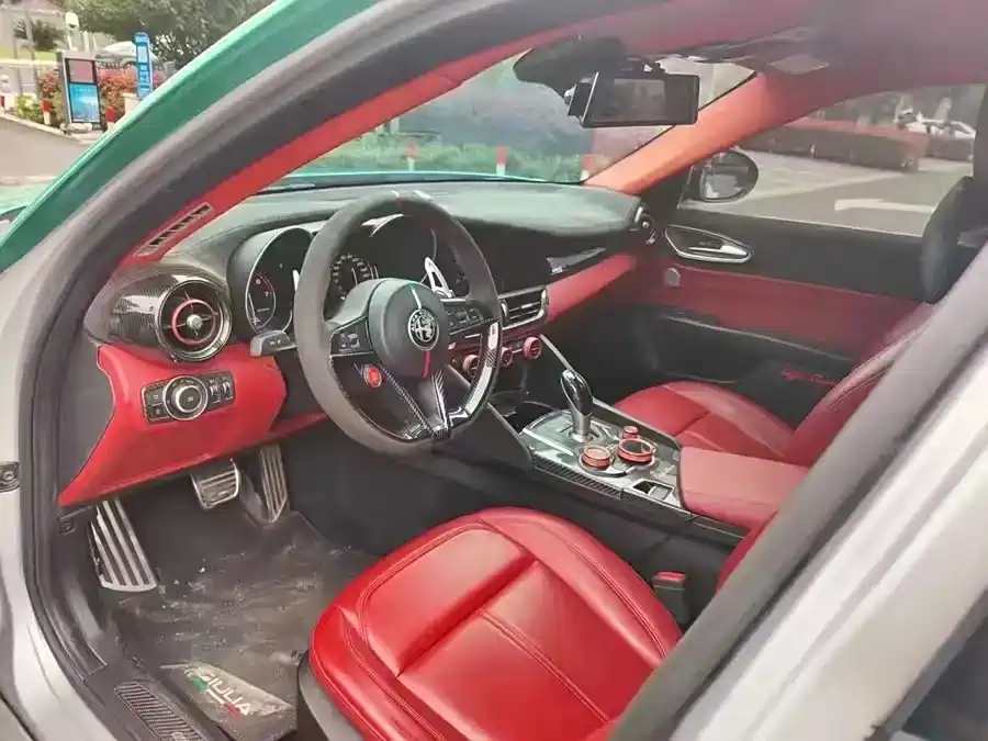 Alfa Romeo Giulia 2017 2.0T 280HP Luxury Edition фото 4
