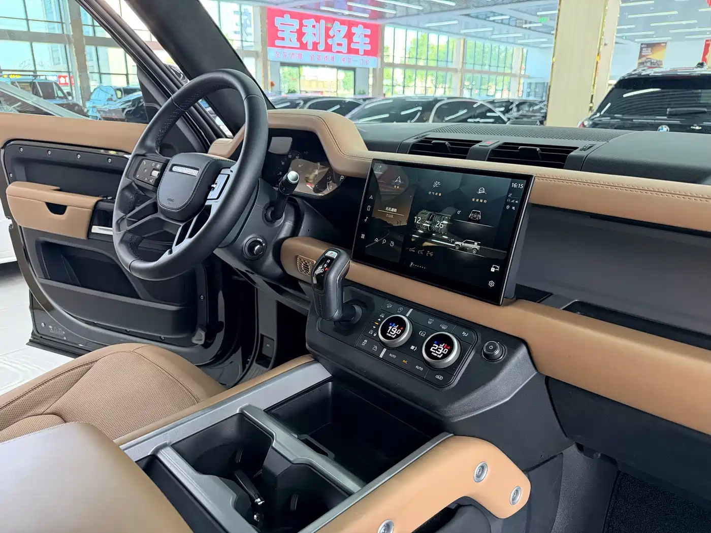 Land Rover Defender 2025 110 3.0T P400 -Dynamic HSE фото 8