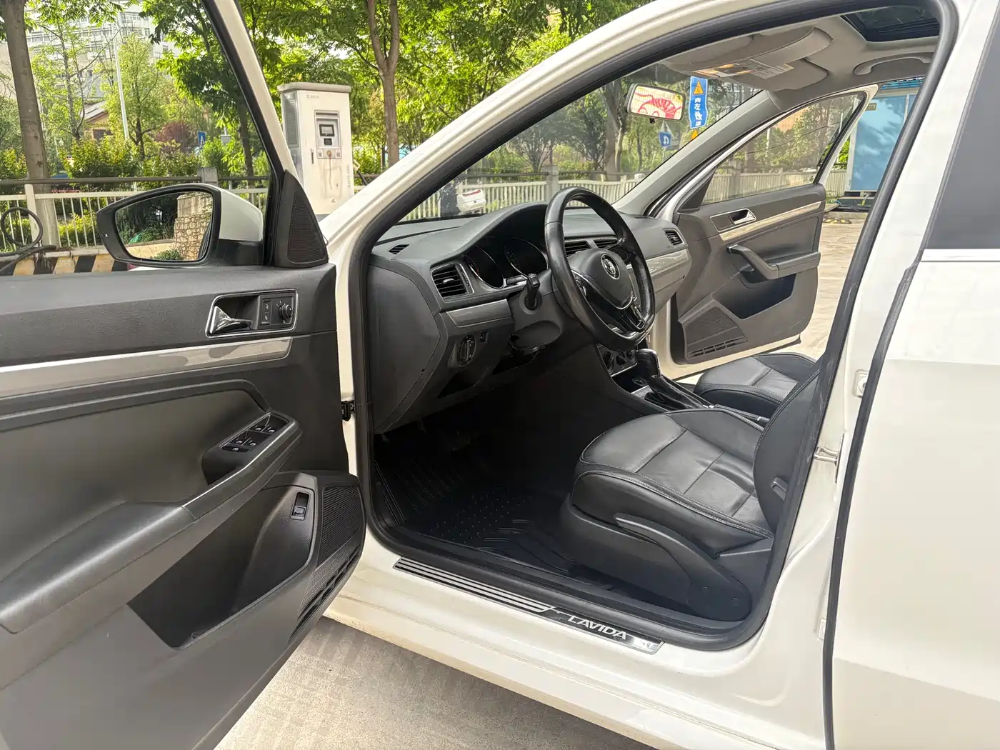 Volkswagen Lavida 2015 1.6L Automatic Luxury Edition фото 14