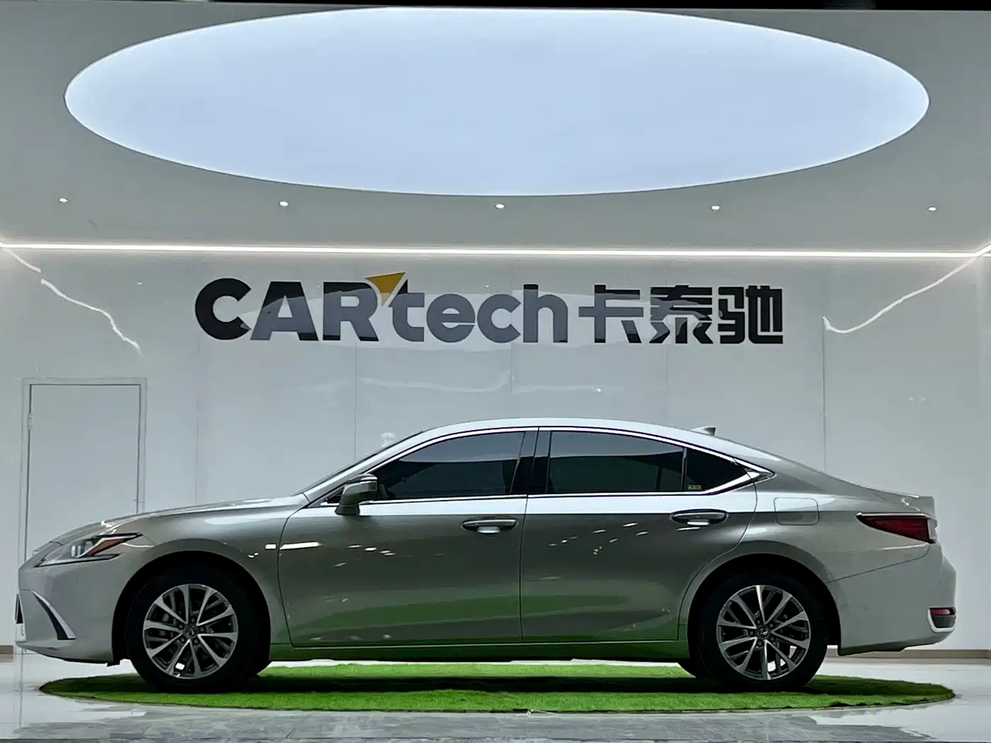 Lexus ES 2023 200 Excellence Edition фото 2