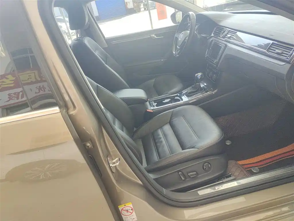 Volkswagen Passat 2017 330TSI DSG Luxury фото 25
