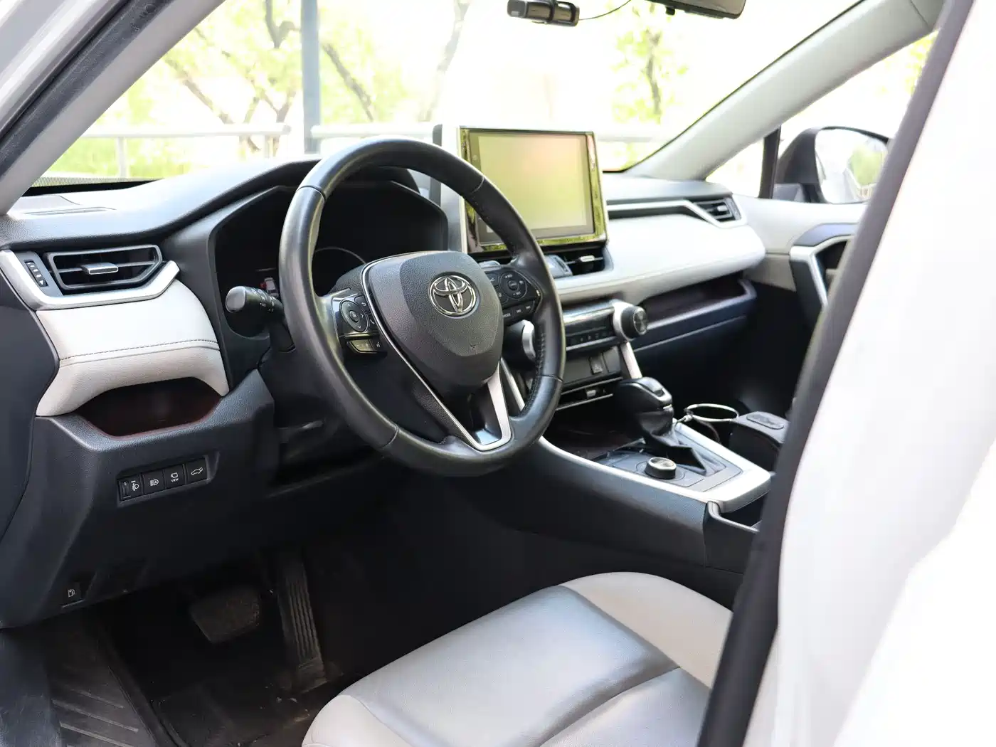 Toyota RAV4 Rongfang 2020 Hybrid 2.5L E-CVT AWD Flagship Edition фото 21