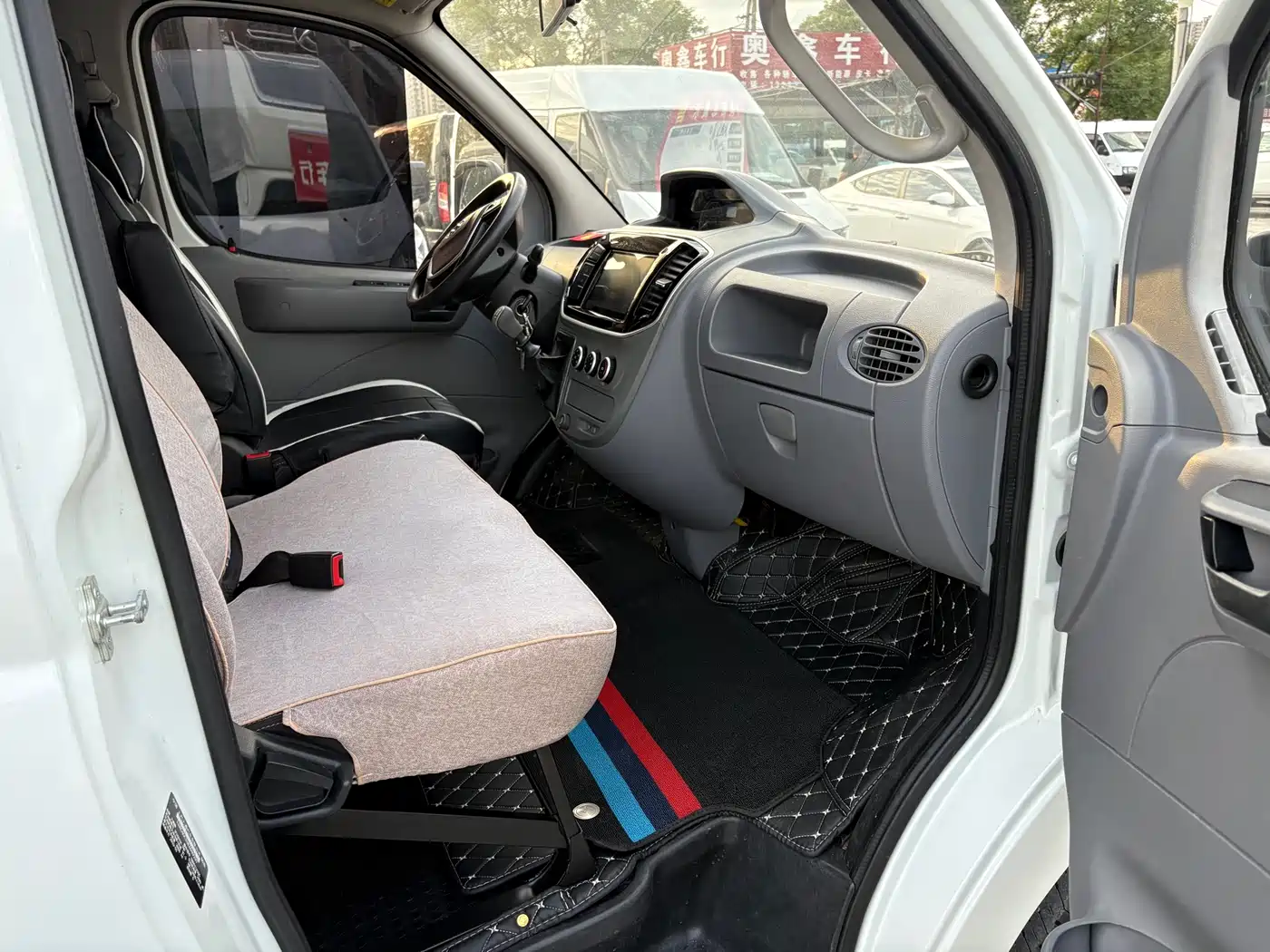 SAIC Maxus Xintu V80 2019 Model 2.5T Classic 6-speed manual Aoyuntong short wheelbase medium roof 5/6-seater фото 10