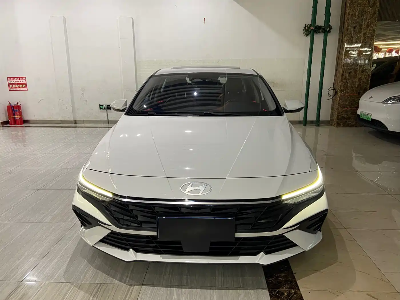 Hyundai Elantra 2023 Model 1.5L CVT LUX Premium Edition фото 2