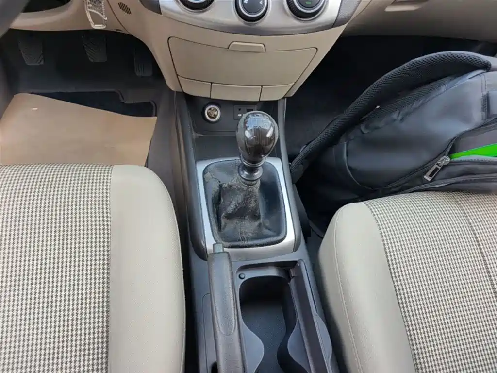 Hyundai Elantra 2016 1.6L Manual Family Joy Sunroof Edition фото 14