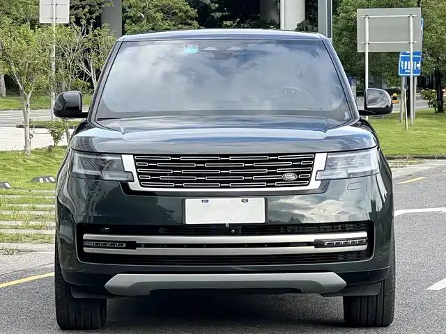 Land Rover Range Rover 2023 3.0 L6 400PS Golden Age 7-Seater Long Wheelbase — фото 2