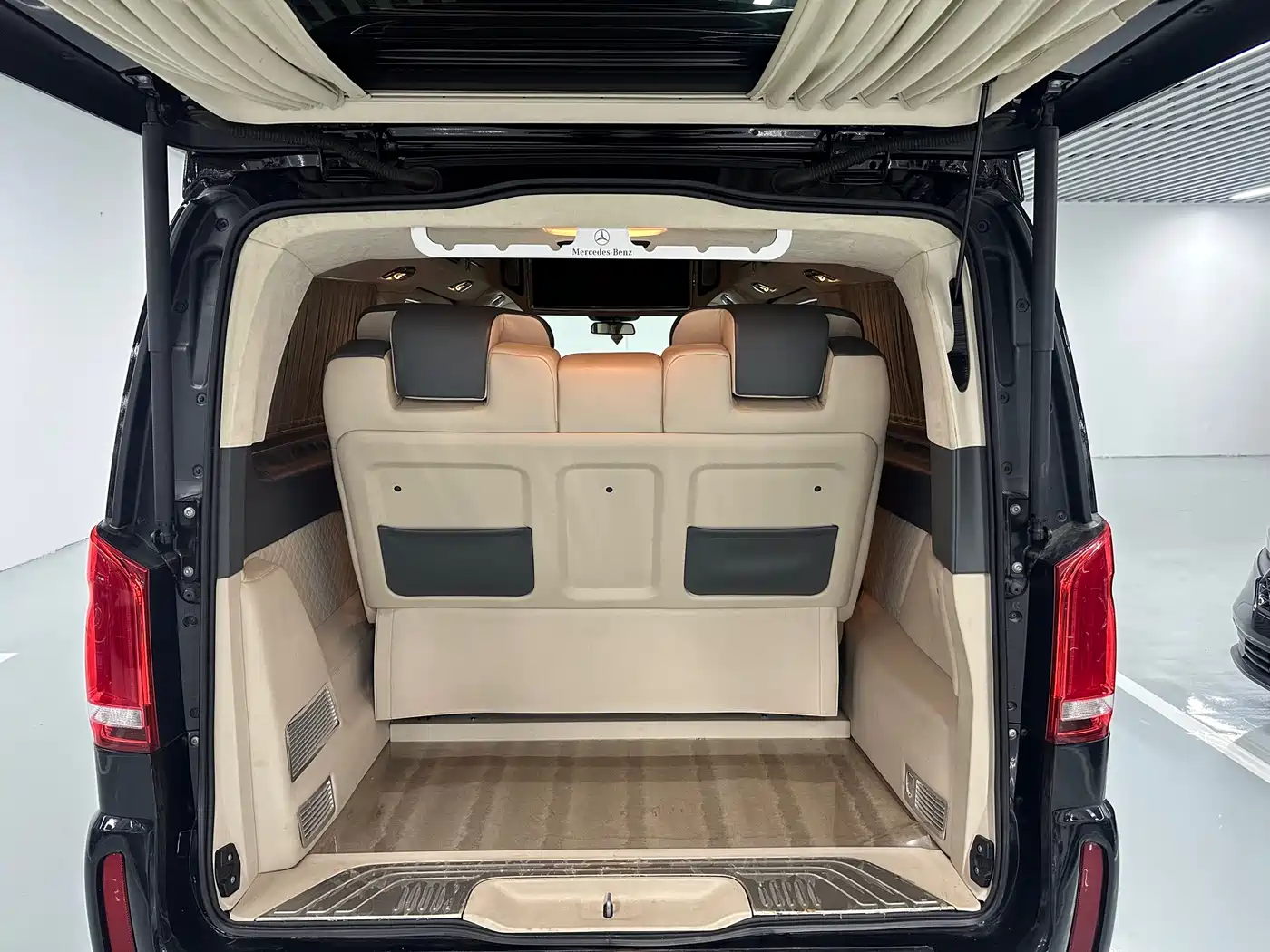 Mercedes-Benz V-Class 2018 V 260 L Premium Long Wheelbase Edition China VI фото 13