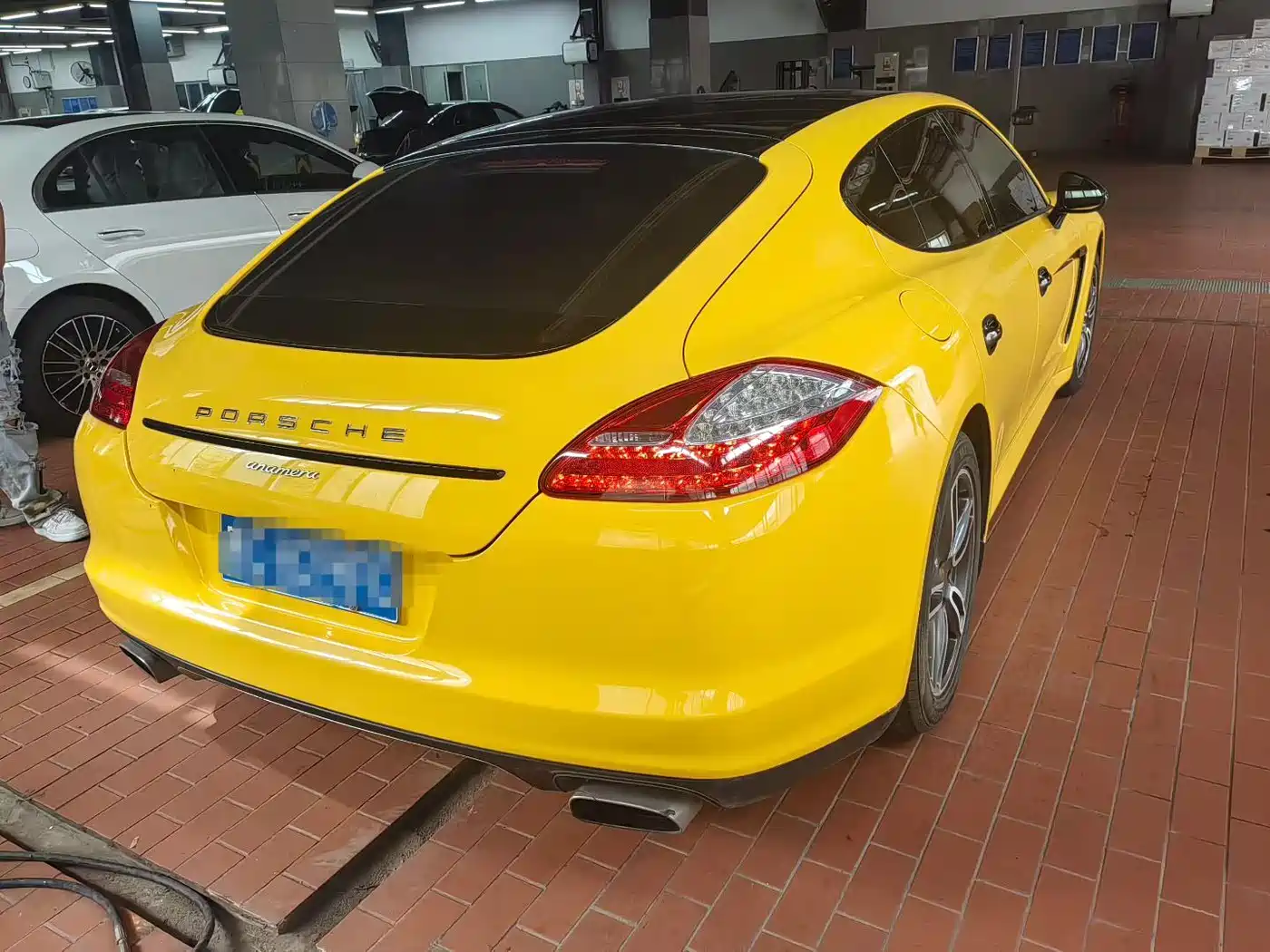 Porsche Panamera 2013 Panamera 4 Platinum Edition 3.6L фото 2