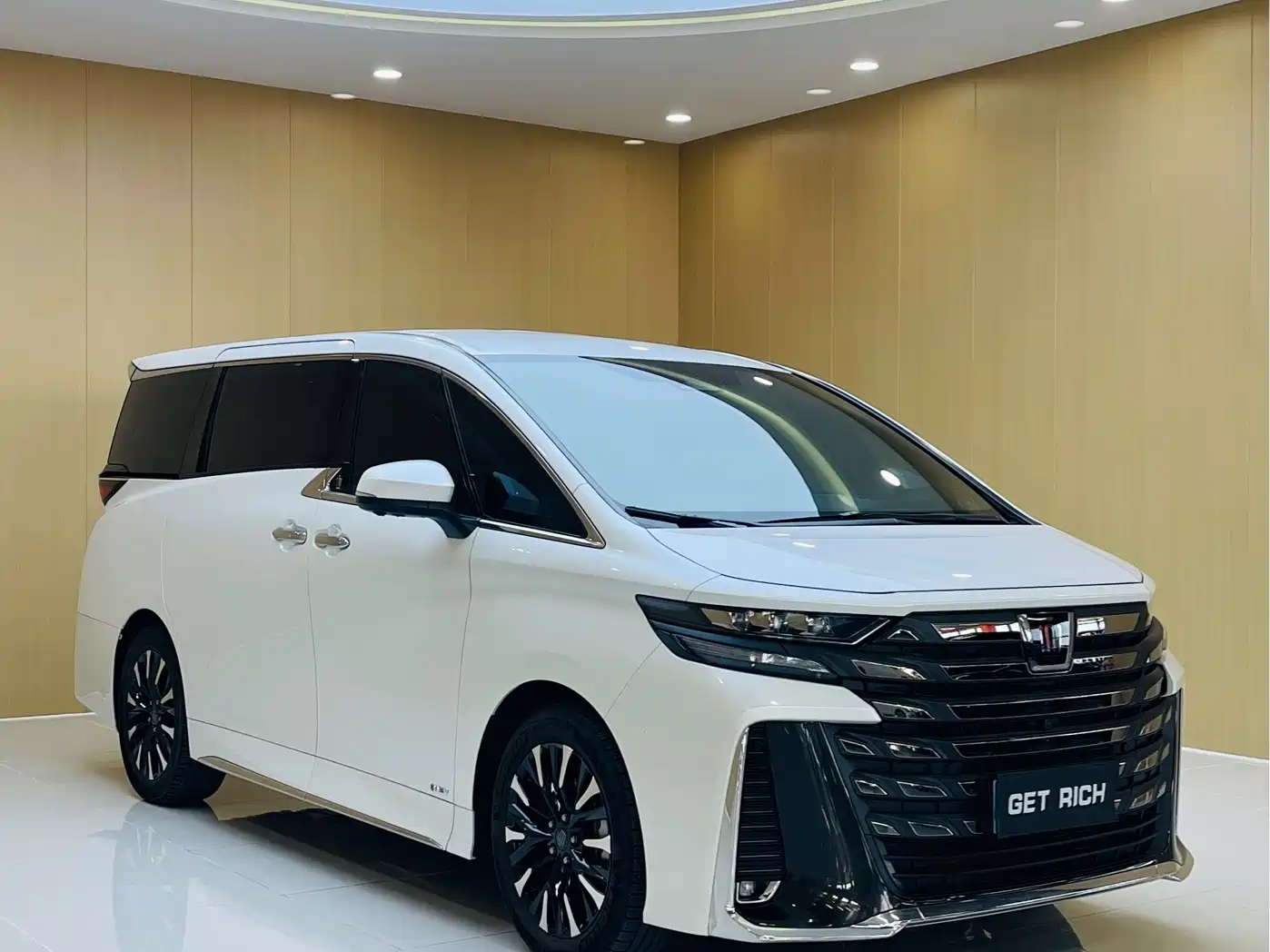 Toyota Vellfire 2024 Crown Hybrid 2.5L Premium Edition фото 3