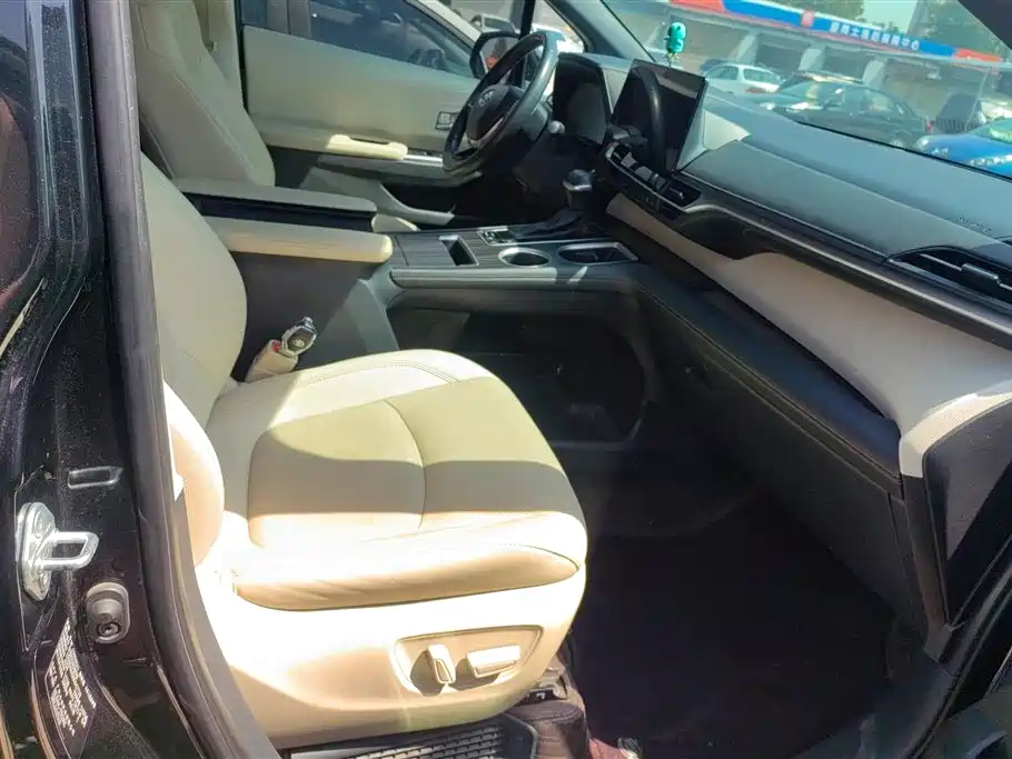 Toyota Sienna 2021 2.5L Hybrid Ultimate Edition фото 8