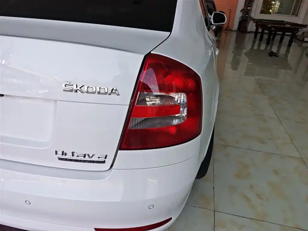 Škoda Octavia 2015 Classic 1.6L Automatic Elite Edition фото 8