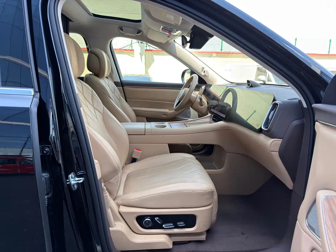 AITO Wenjie AITO M8 2025 Extended Range Ultra 53.4kWh 6-Seater фото 13