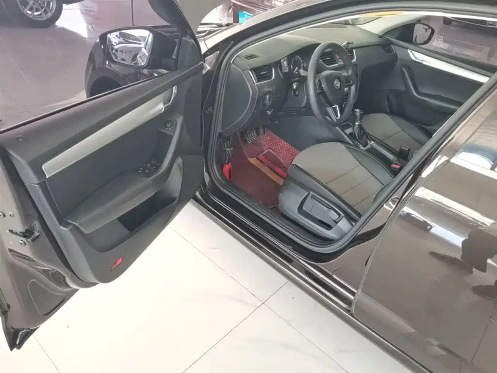 Škoda Octavia 2017 1.6L Automatic Pioneer Edition фото 16