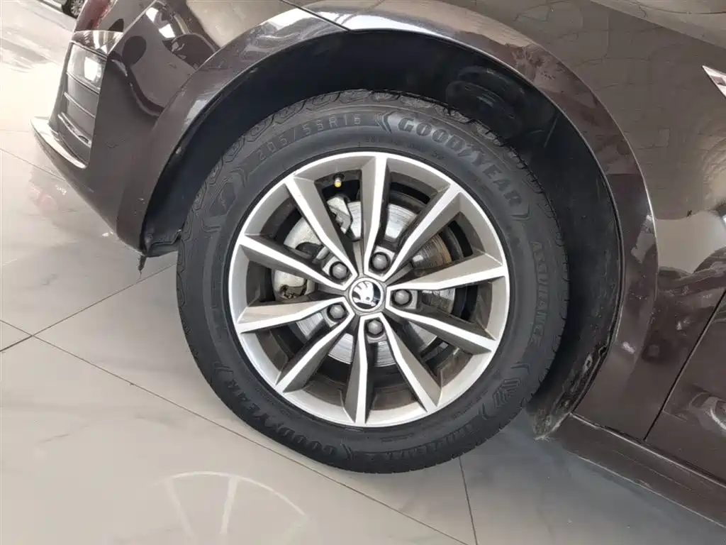 Škoda Octavia 2017 1.6L Automatic Pioneer Edition фото 23