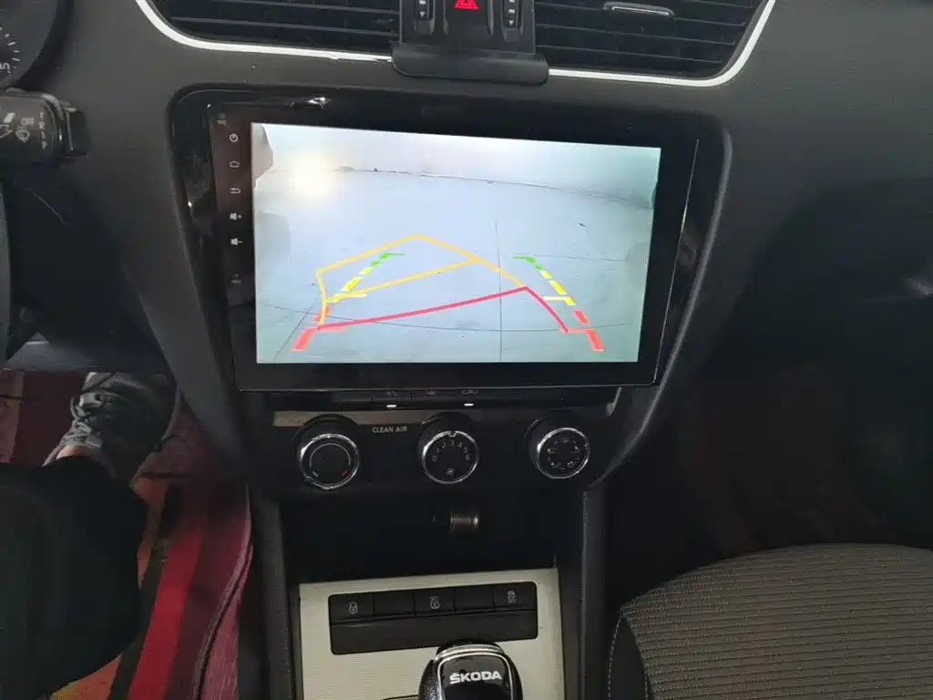 Škoda Octavia 2017 1.6L Automatic Pioneer Edition фото 13