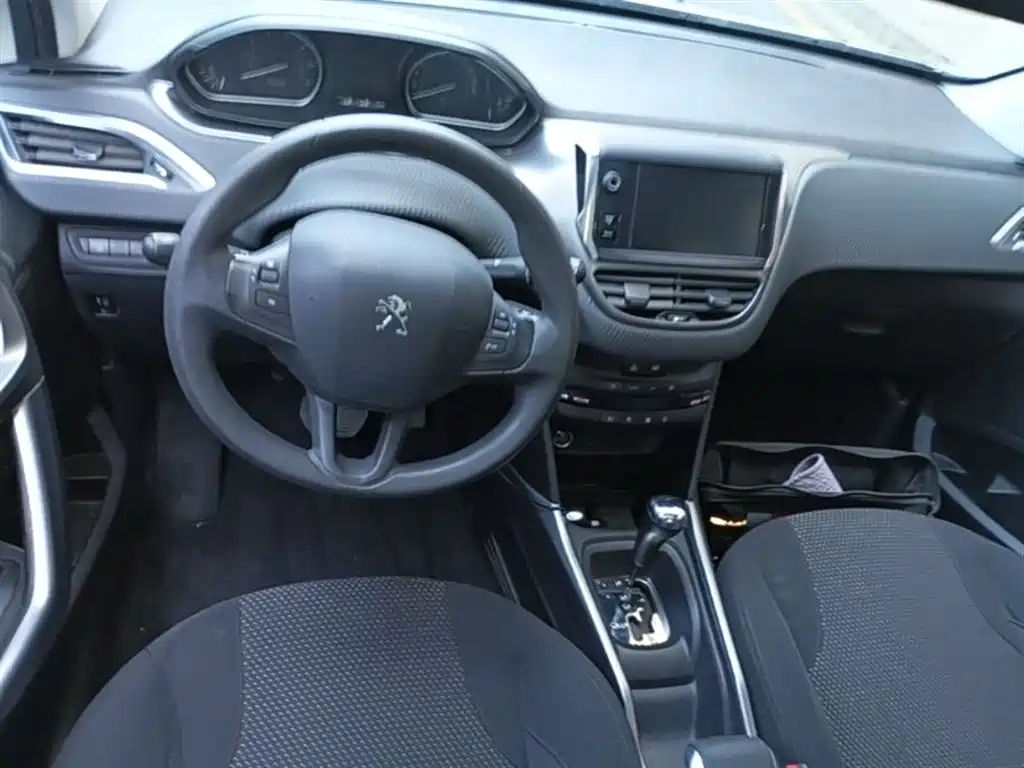 Peugeot 2008 2014 1.6L Automatic Fashion Edition фото 10