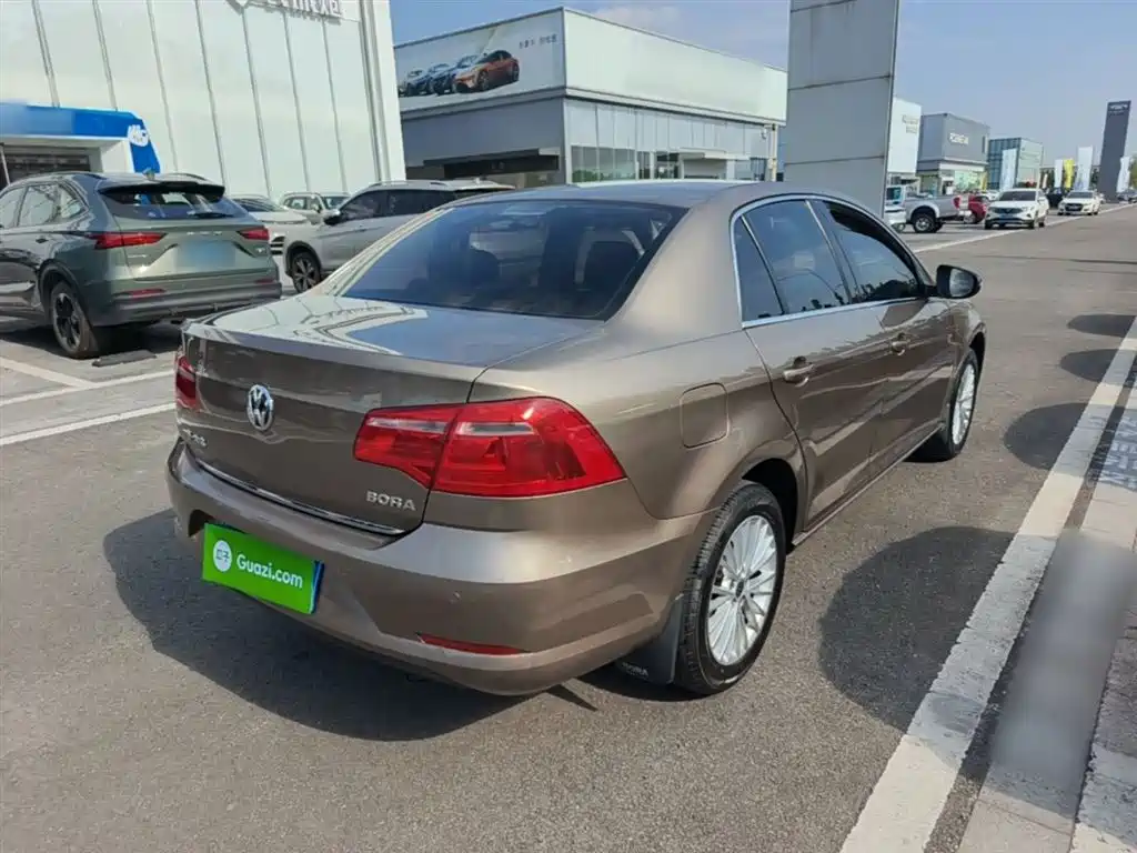 Volkswagen Bora 2014 1.6L Automatic Luxury Edition фото 7