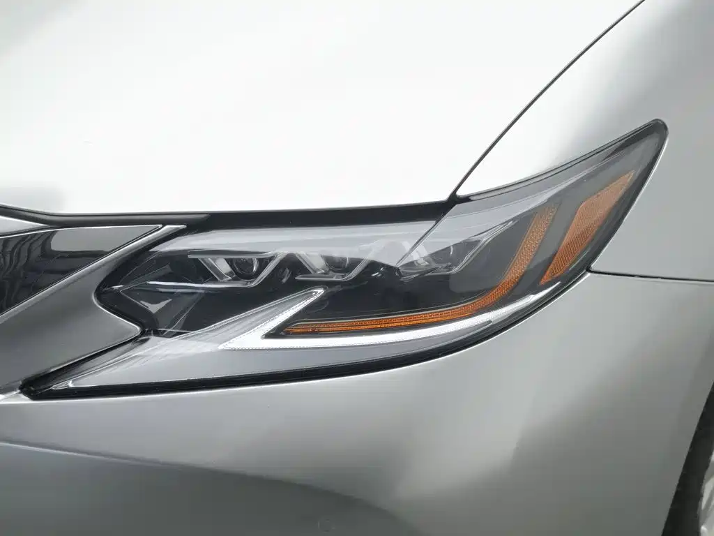Фото 7 - Lexus ES