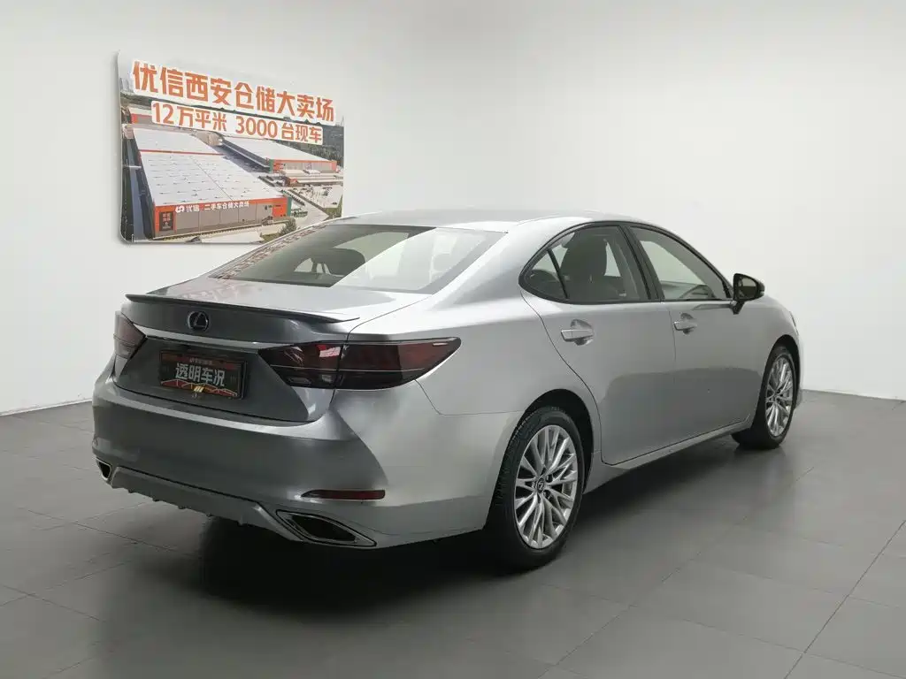 Фото 2 - Lexus ES