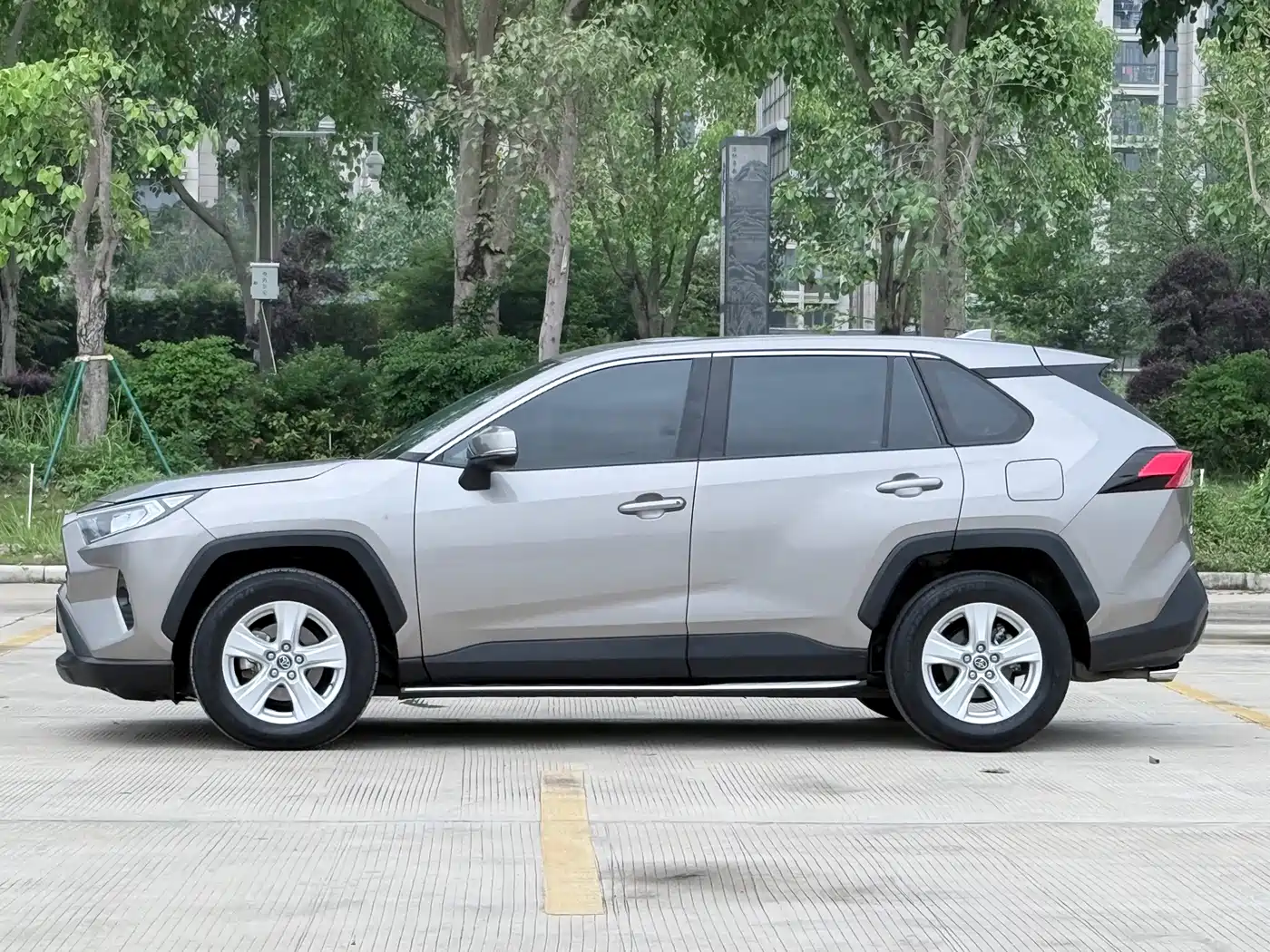 Toyota RAV4 Rongfang 2022 2.0L CVT 2WD Urban Edition фото 7