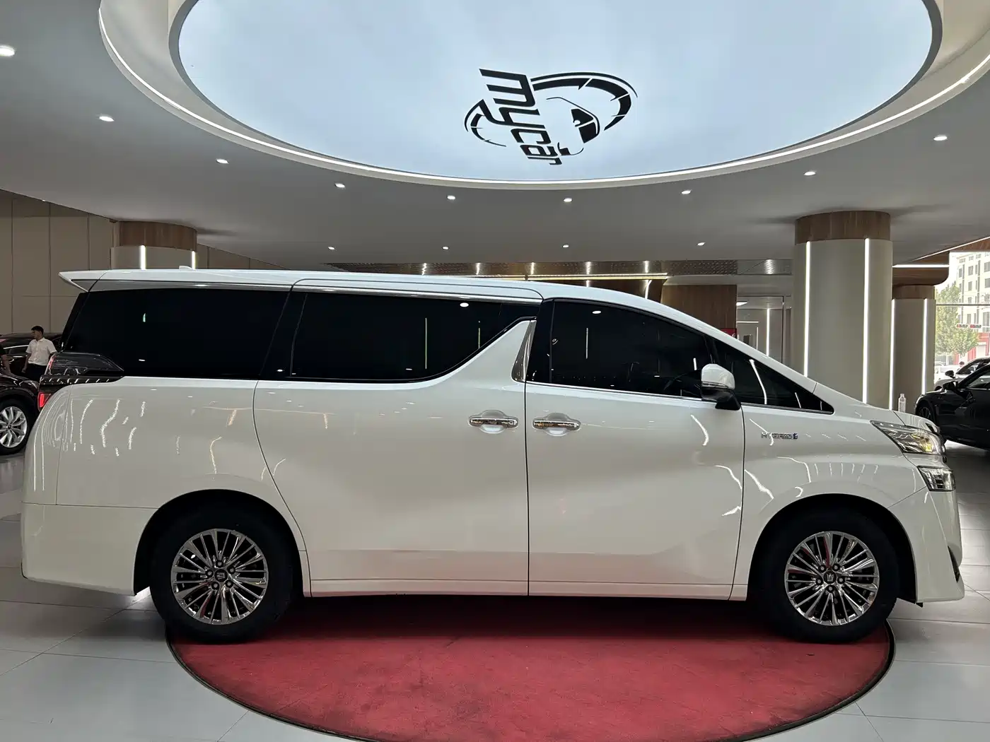 Фото 4 - Toyota Vellfire