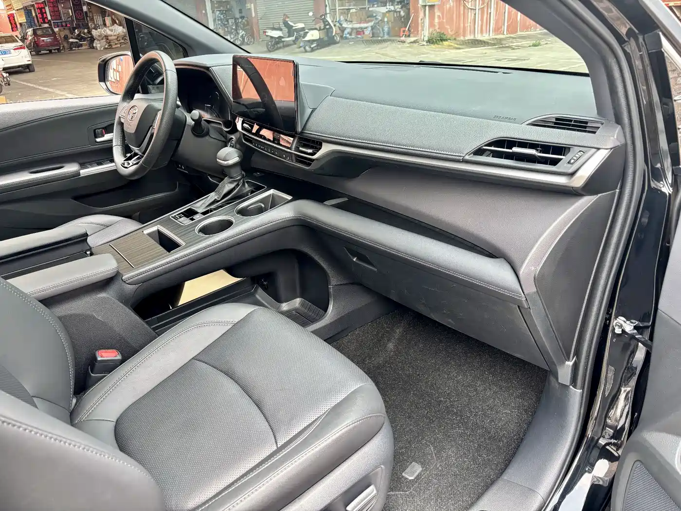 Toyota Sienna 2024 2.5L Hybrid 4WD Premium Edition фото 11