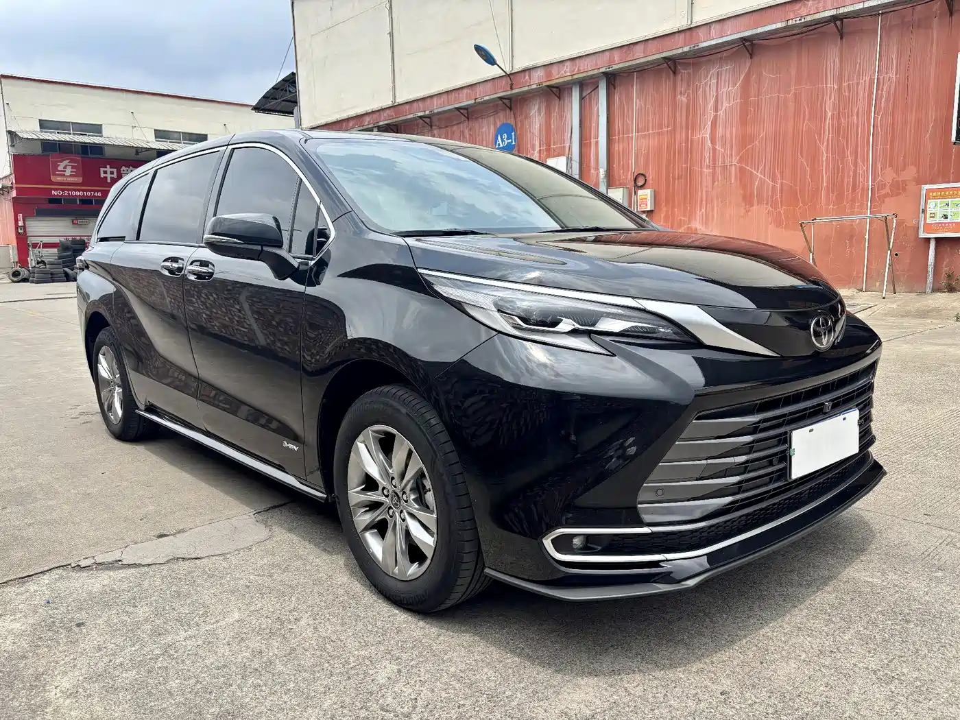 Toyota Sienna 2024 2.5L Hybrid 4WD Premium Edition фото 3