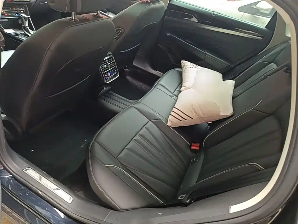 Volkswagen Passat 2024 380TSI Luxury фото 17