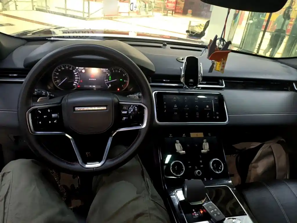 Photo 10 - Land Rover Range Rover Velar