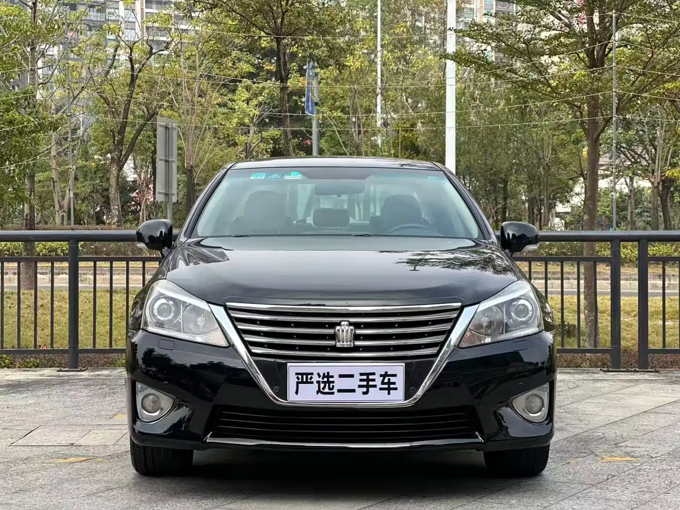 Toyota Crown 2012 2.5L Royal Leather Edition фото 2