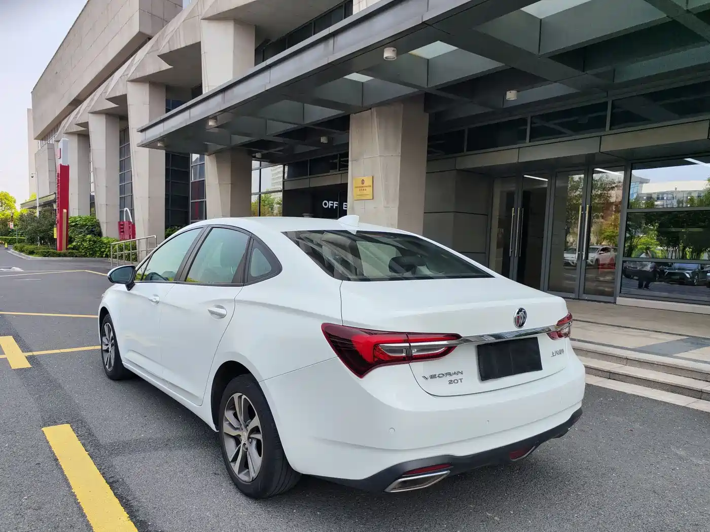 Buick Verano 2020 20T CVT Leading фото 7