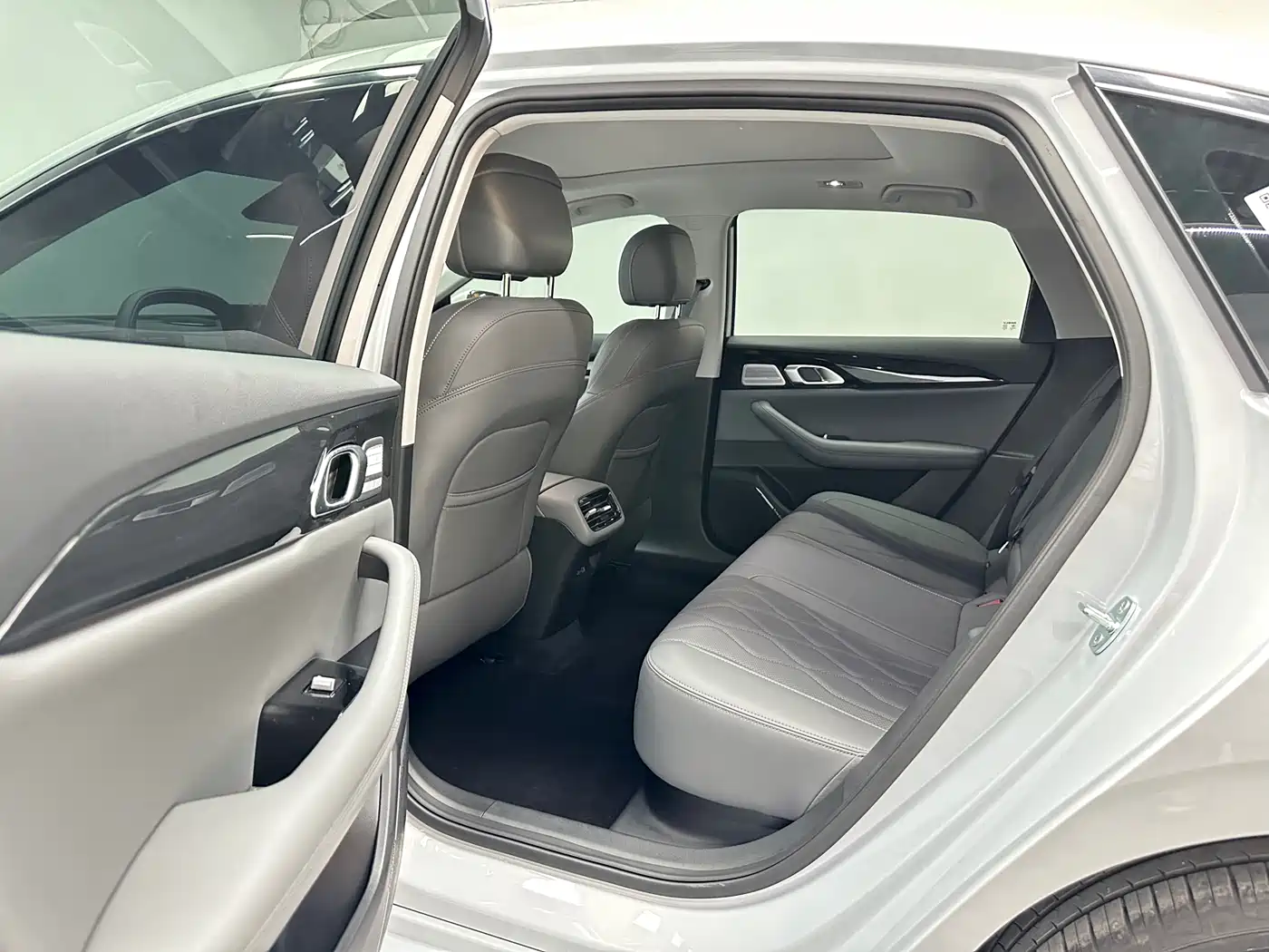 Geely Galaxy Galaxy A7 2025 EM-i 150km Explorer+ Edition фото 16