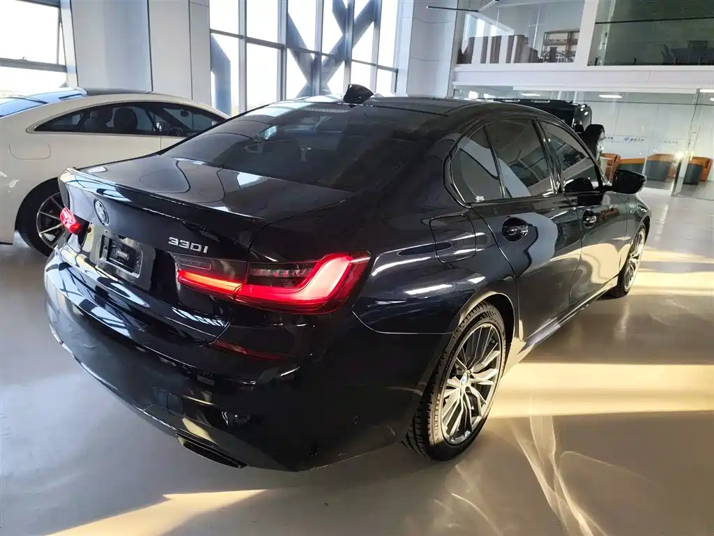 BMW 3 Series 2022 330i M Sport Shadow Edition фото 5