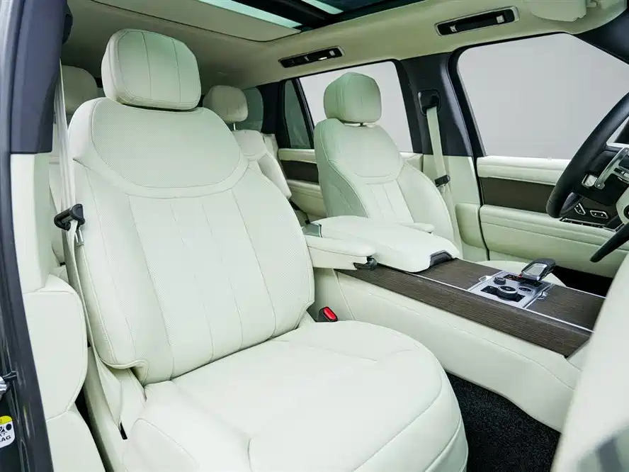 Land Rover Range Rover 2023 3.0 L6 400PS Golden Age 7-Seater Long Wheelbase фото 12