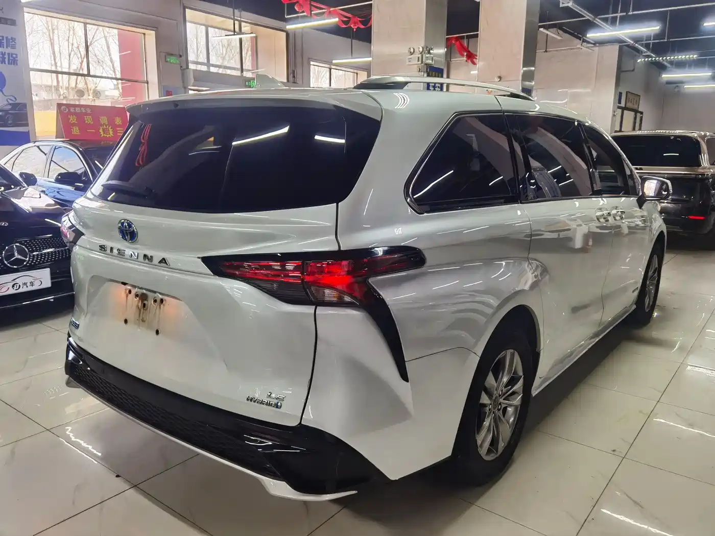 Toyota Sienna 2023 2.5L Hybrid Comfort Edition фото 4