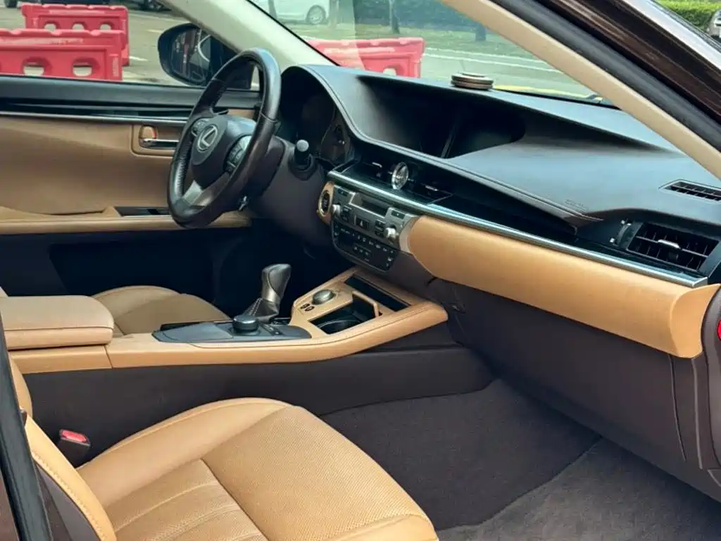 Photo 5 - Lexus ES