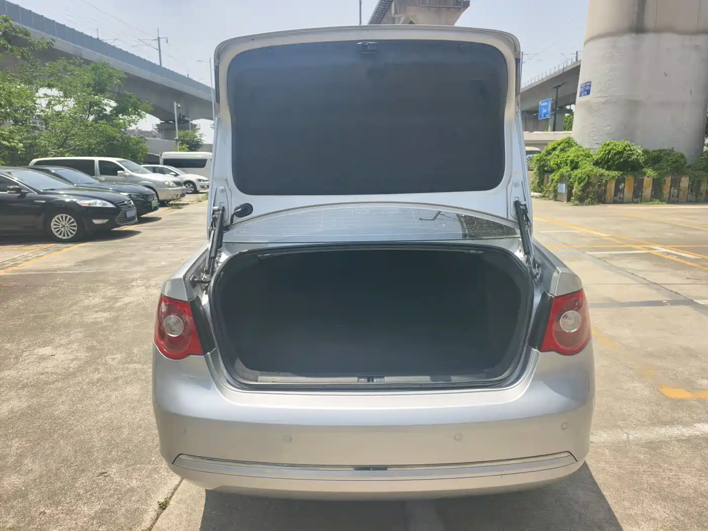 Volkswagen Sagitar 2011 1.6L Automatic Fashion фото 12