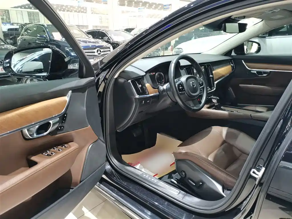 Фото 13 - Volvo S90