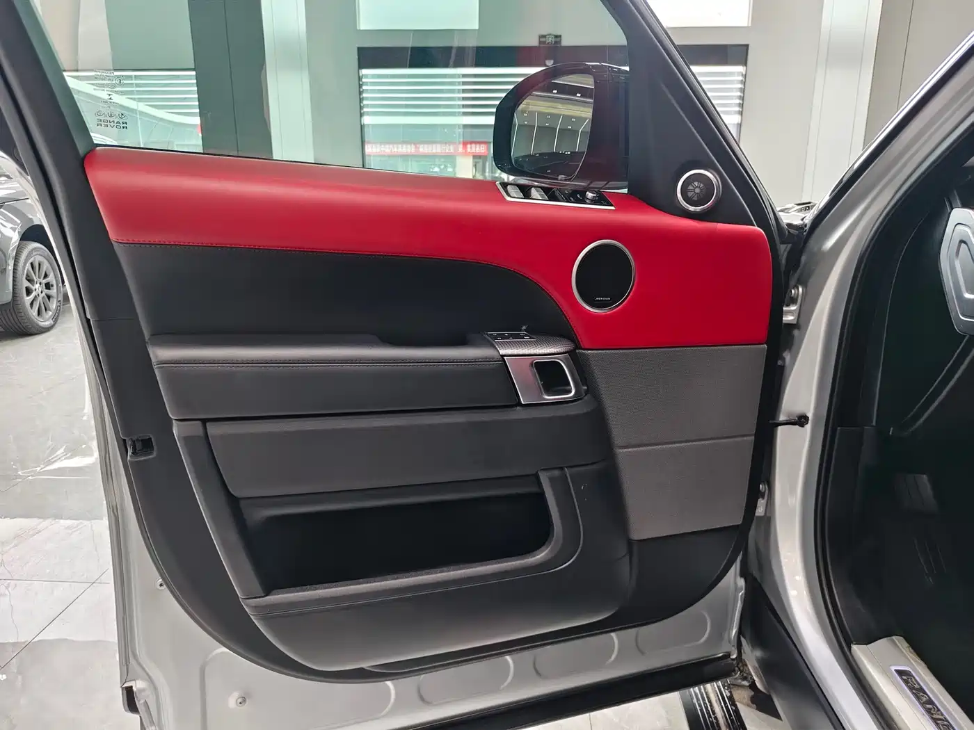 Land Rover Range Rover Sport 2022 3.0 L6 Gloss Black Edition фото 7