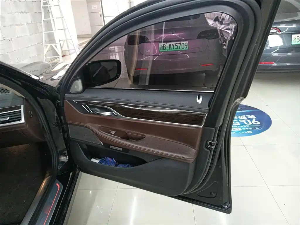 BMW 7 Series 2016 730Li Leading фото 16