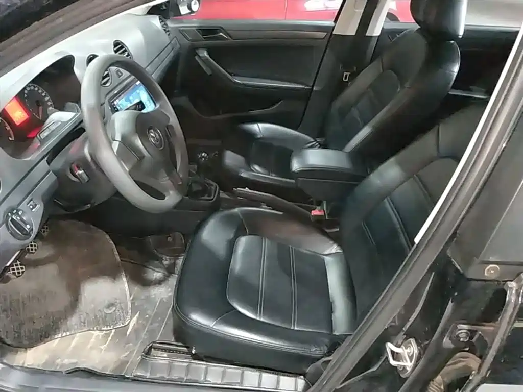 Volkswagen Jetta 2015 1.6L Manual Trend фото 15