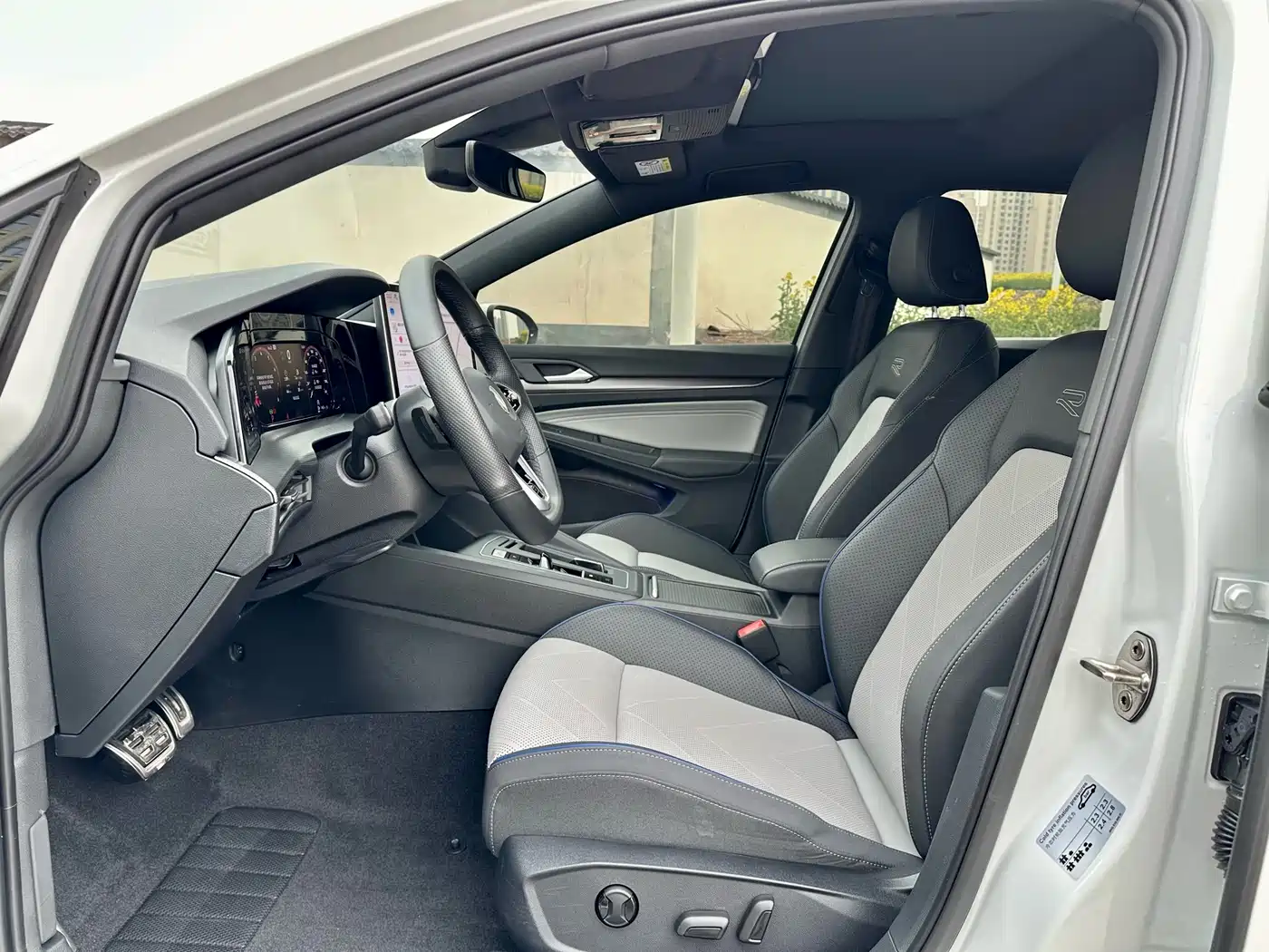 Volkswagen Golf 2025 300TSI R-Line фото 4