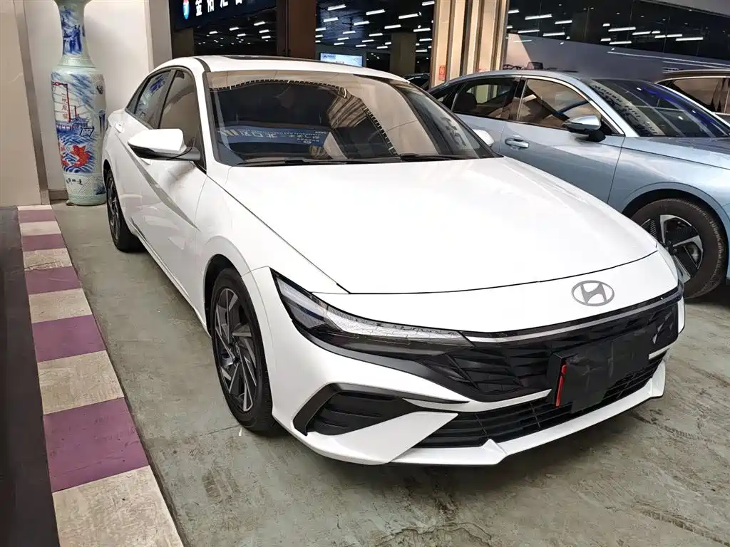 Hyundai Elantra 2023 Model 1.5L CVT LUX Premium Edition фото 20