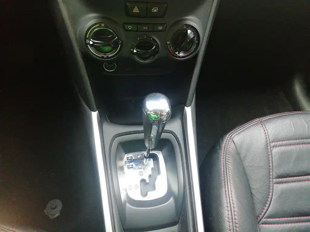 Peugeot 2008 2014 1.6L Automatic Trend Edition фото 14
