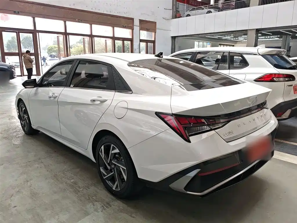 Hyundai Elantra 2023 Model 1.5L CVT LUX Premium Edition фото 21