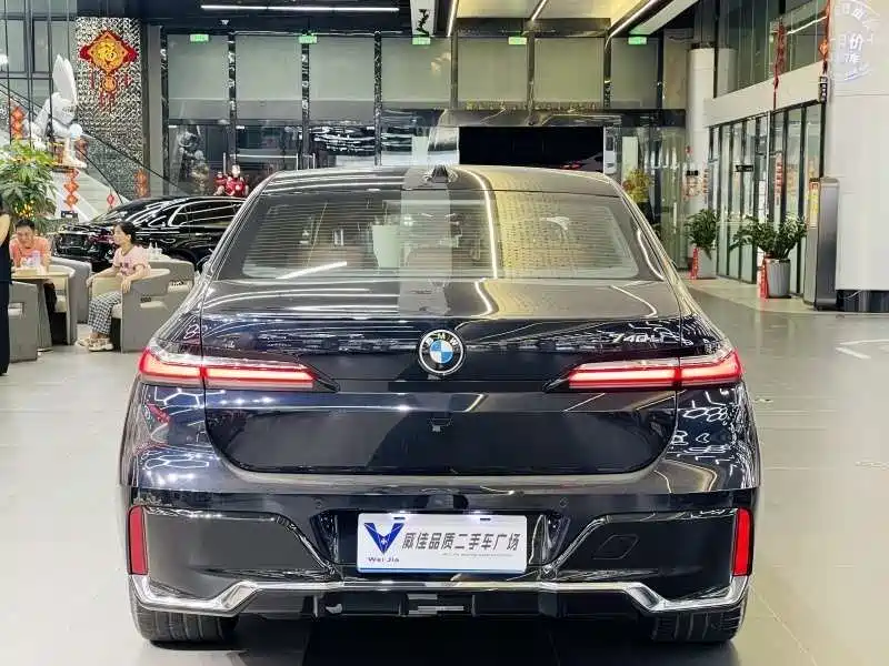 BMW 7 Series 2023 740Li Exclusive M Sport Package фото 8