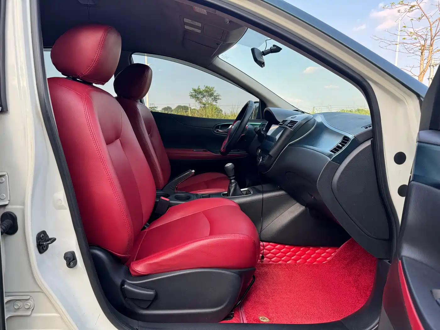 Nissan Tiida 2011 1.6T Manual Dynamic Edition фото 6