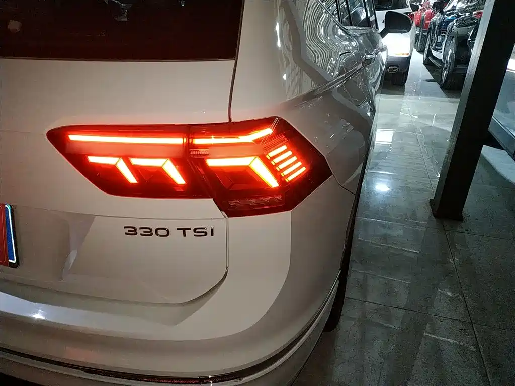 Volkswagen Tiguan L 2022 330TSI Auto 2WD R-Line Premium Edition фото 8